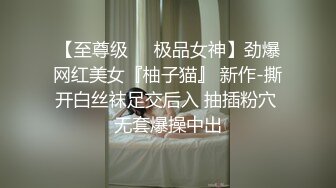 年轻的小洋妞房间对着镜子玩自己的小穴