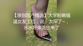 甜美红唇新人小姐姐大尺度自慰诱惑，特写振动棒进出抽插，假屌放在地板上骑坐，大屁股对着镜头上下套弄