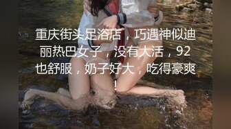 淫荡欲女小娇娃情趣黑丝露脸激情大秀，跟狼友互动撩骚听指挥，自己玩弄三个道具好刺激，肛塞小绿棒刺激阴蒂