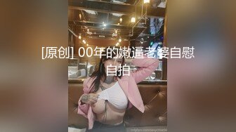 白毛女友穿白丝，爱在镜头前比耶