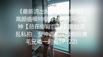 36妈妈穿着丝袜，我扣妈妈的逼