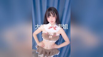 【新片速遞】   颜值御姐精彩演绎，全程露脸群P淫乱，AV级大作嘴里叼两根鸡巴下面还被舔逼，让几个小哥吃奶玩逼草嘴刺激