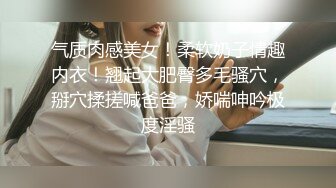 【新片速遞 】黑丝露脸轻熟女风骚人妻被几个大哥在床上风骚蹂躏，揉奶玩逼疯狂草嘴又干逼，对着脸撸大鸡巴淫声荡语不断