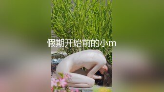 干妈穿着丝袜我扣妈妈的逼