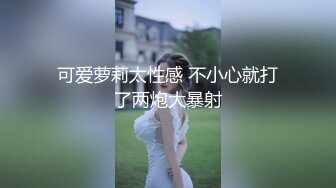 御姐范黑丝轻熟女很有味道，被胖男推到就开始操逼