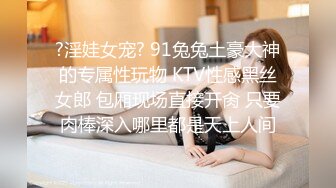 上面在玩吃鸡下面美女吃JB ，极品美女趴在桌子下口交 ，吸吮大屌用脚磨蹭小穴 ，顶级蜜桃臀 ，骑乘抽插1080P高清