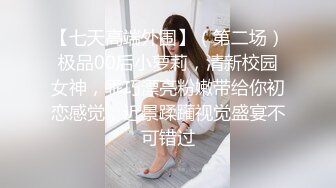 大型商场跟踪抄底没穿内裤的短裙美女 男的还时不时的把手伸进去摸一下