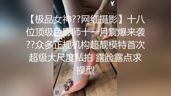 漂亮妹子带妈妈一起下海，自摸骚逼，观众要求看你妈逼，翘起屁股看骚穴，撩起衣服揉捏奶子