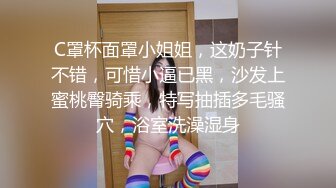 女王高跟鞋丝袜踩踏，她轻微的粗踹声好令人销魂，好想射进女王的逼里！