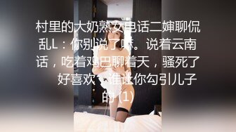 巨乳宝妈出门逛街，乳房的奶水涨疼了，赶紧躲进厕所释放，哎呦这喷的，幸好及时啊，照这喷量衣服都得湿透！