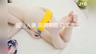 风骚少妇爱勾搭跟两个小哥玩3P，性欲旺盛扒光两个小哥一起吃鸡巴，边吃边撸前插后入揉奶子，把小哥伺候的好舒服