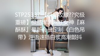 【骚女来袭】跑进男厕所里自慰勾搭隔壁入厕大哥，全程露脸口交大鸡巴让大哥直接在厕所爆草抽插，直接内射骚穴