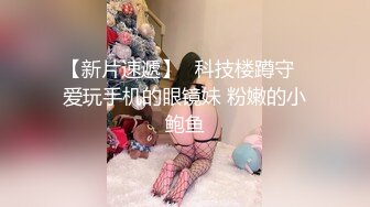 丝袜露脸大长腿性感纹身的女模特，被大哥镜头前揉奶玩逼道具抽插，旁边还有好大哥指挥，浪叫不止