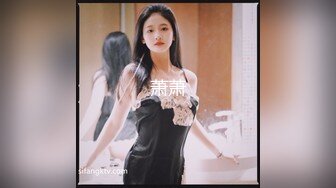 偷拍邻居家小女儿洗澡,不讲个人卫生,懒得去便池尿,直接蹲在地上尿,全部尿在自己脚上了