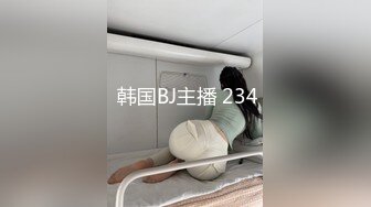 妹子是年轻但很会伺候小哥，床下给小哥舔着乳头撸鸡巴，后入摸着奶子草，床上舔弄大鸡巴，主动上位边亲边草