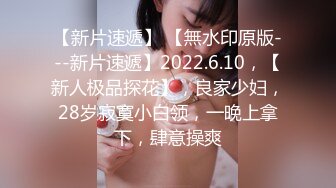 坦克少妇露脸道具自慰，吊钟奶子，撅起屁股露出一个大黑鲍鱼，阴毛好多