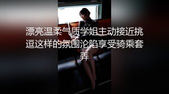 黑客破解网络摄像头监控偷拍服装店老板娘和老相好光头佬在休息间幽会