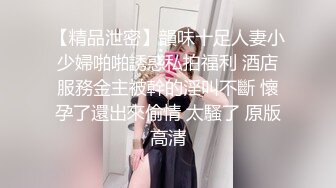 村长晚上出击小按摩店招牌动作掰穴给粉丝看，中途发飙骂小姐场面吓人把妹子给唬住了好好服务