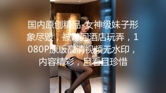 小公园里衣服都没来的及脱