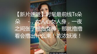 《极品CP❤️魔手外购》近景热闹商场女厕刁钻位置偸拍超多小姐姐方便还有制服女，能看脸又能看私处，半蹲式撅个大腚过瘾极了