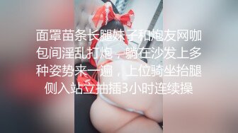 阿姨很忙看着自己的骚女儿在床上被大哥爆草抽插，陪狼友互动撩骚吃女儿奶子，口交大哥的鸡巴激情上位真骚啊