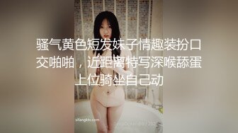 骚气黄色短发妹子情趣装扮口交啪啪，近距离特写深喉舔蛋上位骑坐自己动