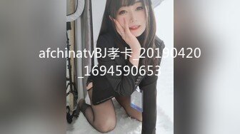 小萝莉--果茶酱。男：大声嘿！楼道灯就亮了   女：被你吓死了。楼梯间3P出战，抠逼舔逼，深喉吃鸡，丝袜秀，太淫乱了刺激死！