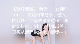 抄底穿黑色小皮鞋的大三学姐尿尿，看着清纯实际上应该是个欲女，