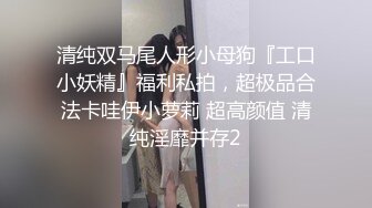 4p射在女的屁股上，另一个女的吃了