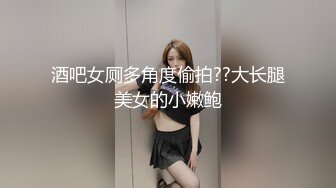 丰乳肥臀新人肉感短发美女小尺度诱惑，撩起内衣露出大白美乳，跳蛋塞内裤震动，掰穴用火腿肠摩擦阴蒂