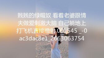 长发女仆装美少妇，女上位后入，手握着大鸡巴忘逼里面塞，在女上位戴套肛交，内射到逼里