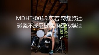  俊男靓女激情3P玩弄风骚小母狗，渣男接了杯尿给骚逼喝真淫荡，一起鸳鸯浴