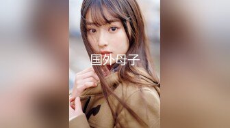  扎着两个小辫子00后嫩妹侧着舔舒服，逼逼无毛舔屌硬了骑上来自己动