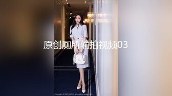 骚货老婆巨无霸自慰，老公的小鸡巴已满足不了需求，老公手拿假屌帮忙插！