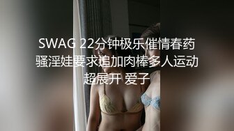   豹纹小少妇露脸精彩演绎，房间里好几哥男人观战，交大鸡巴互动狼友撩骚听指挥