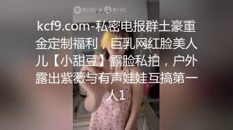 颜值身材都很不错的球衣小妹穿上性感的黑丝跟大哥激情啪啪，撸着大哥的鸡巴让大哥抠逼玩弄，无套抽插内射