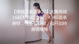  身材苗条的妹子穿着白色网袜被操的白浆直流，男主疯狂输出最后射了满满一嘴