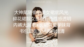 长相甜美气质牙套妹和闺蜜女同诱惑，掰穴特写毛毛浓密互舔逼逼，一起翘起屁股扭动浴室洗澡湿身