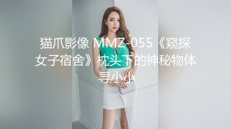 趁女友和老妈去逛街 偷偷溜进嫂子房间寻欢 差点被撞见鸡巴都吓软了