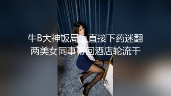 挺有韵味大耳环少妇居家假屌爆菊自慰，跳蛋先玩一会脱掉内裤，地上假屌上位骑坐爆菊，快速插逼高潮喷水