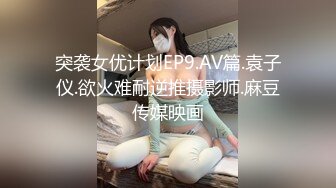  剧情演绎老哥足疗按摩新来个小妹双飞，按按脚加200打飞机，再加钱妹子经不住诱惑双飞