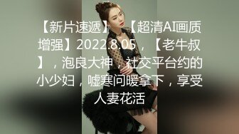 长见识了 子宫宫颈脱落下垂到体外 近距离看看子宫口 插入两指 是个狠人