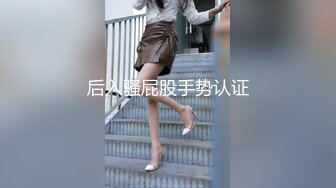 【新片速遞】 闺女伺候爹这小乖乖真可爱，跪在地上口交大鸡巴抱在怀里草，床上无套抽插浪叫不止，上哥厕所都要口交精彩刺激