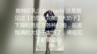 约两个巨乳妹子玩嗨了就顺便裸泳一下