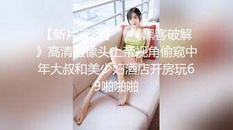 偷拍大师商场尾随偷拍??美女裙底风光清纯女学生白色连衣裙，性感粉丝内裤