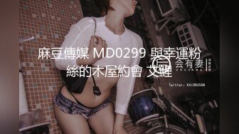 國外美女cosplay現場公眾場合露逼自慰，嫩逼高潮還會噴水