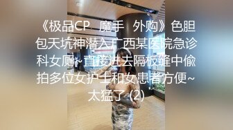 商场女厕全景偷拍黑色T恤妹子的极品无毛小嫩B