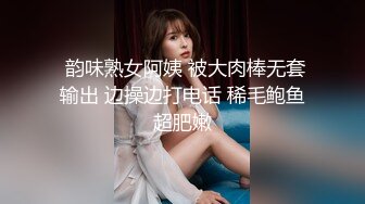  白毛女友穿白丝，爱在镜头前比耶