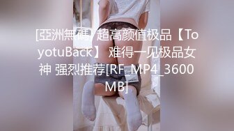 STP30132 大眼睛网红美女！撩起短裙展示美腿！外表甜美骚的很，跳蛋震穴黄瓜捅菊花，真是小骚货