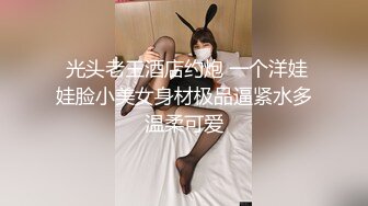 云南乡下简陋的卫生间偷拍刚结婚的表嫂先嘘嘘再洗澡